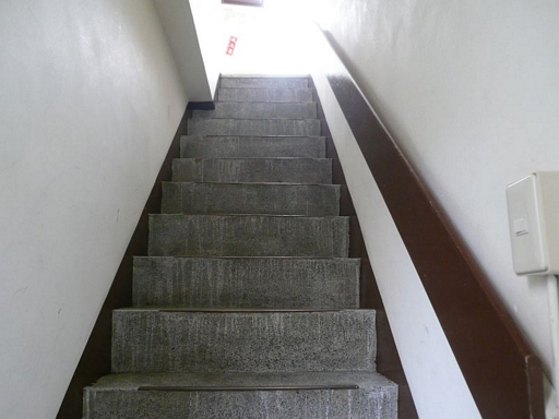 一樓至二樓樓梯間